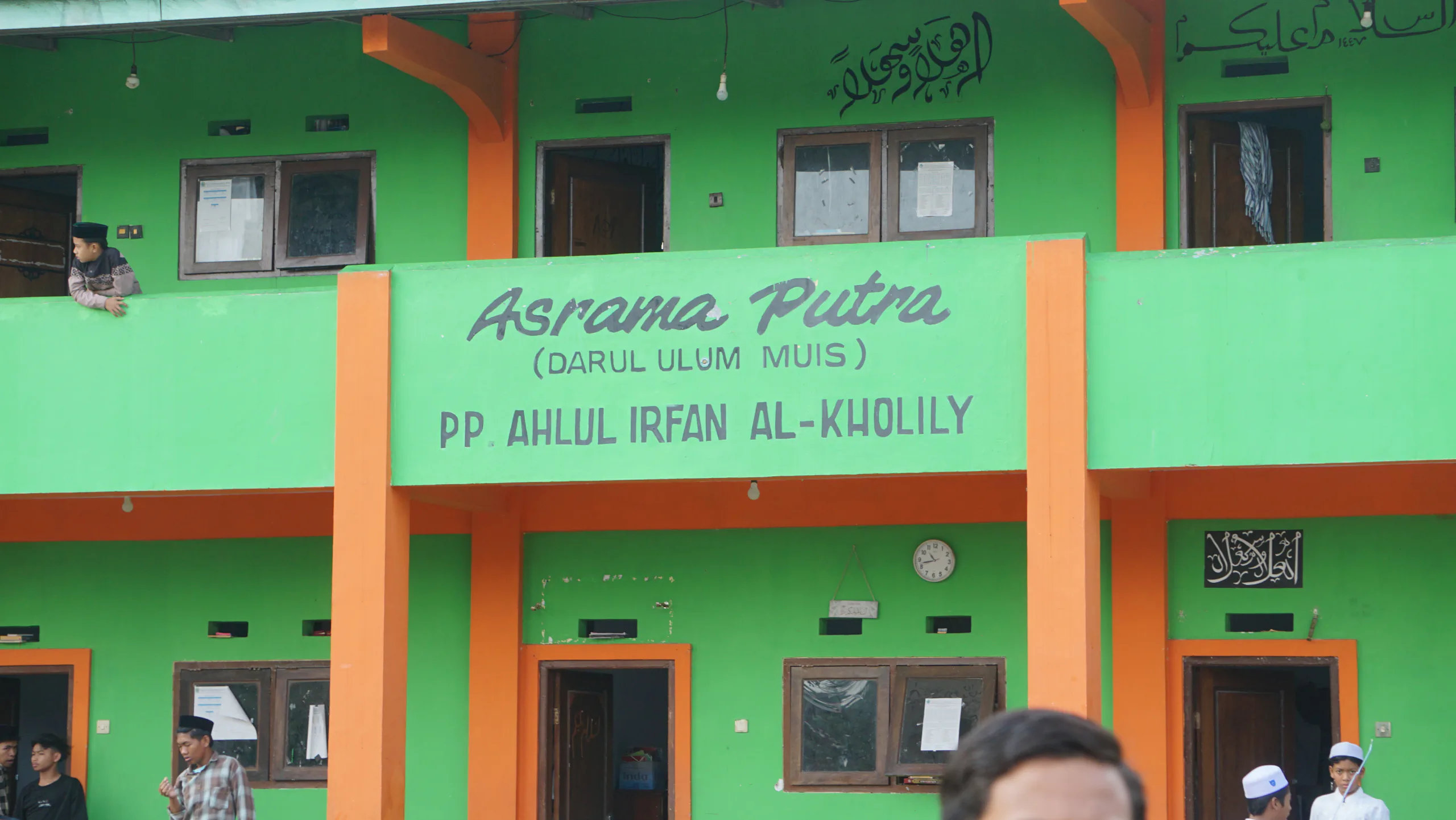 Bagian depan gedung asrama putra Ahlul Irfan