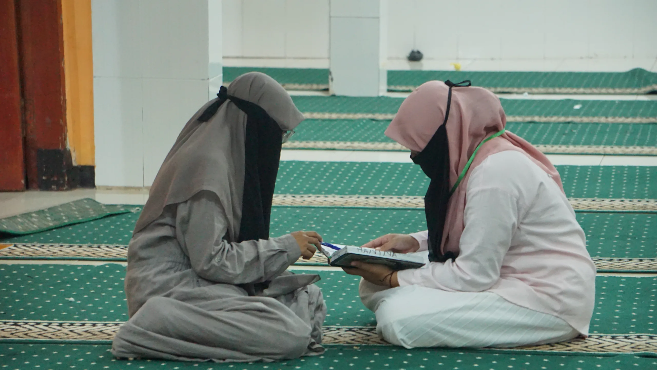 Santriwati belajar membaca Al-Qur'an bersama ustazah