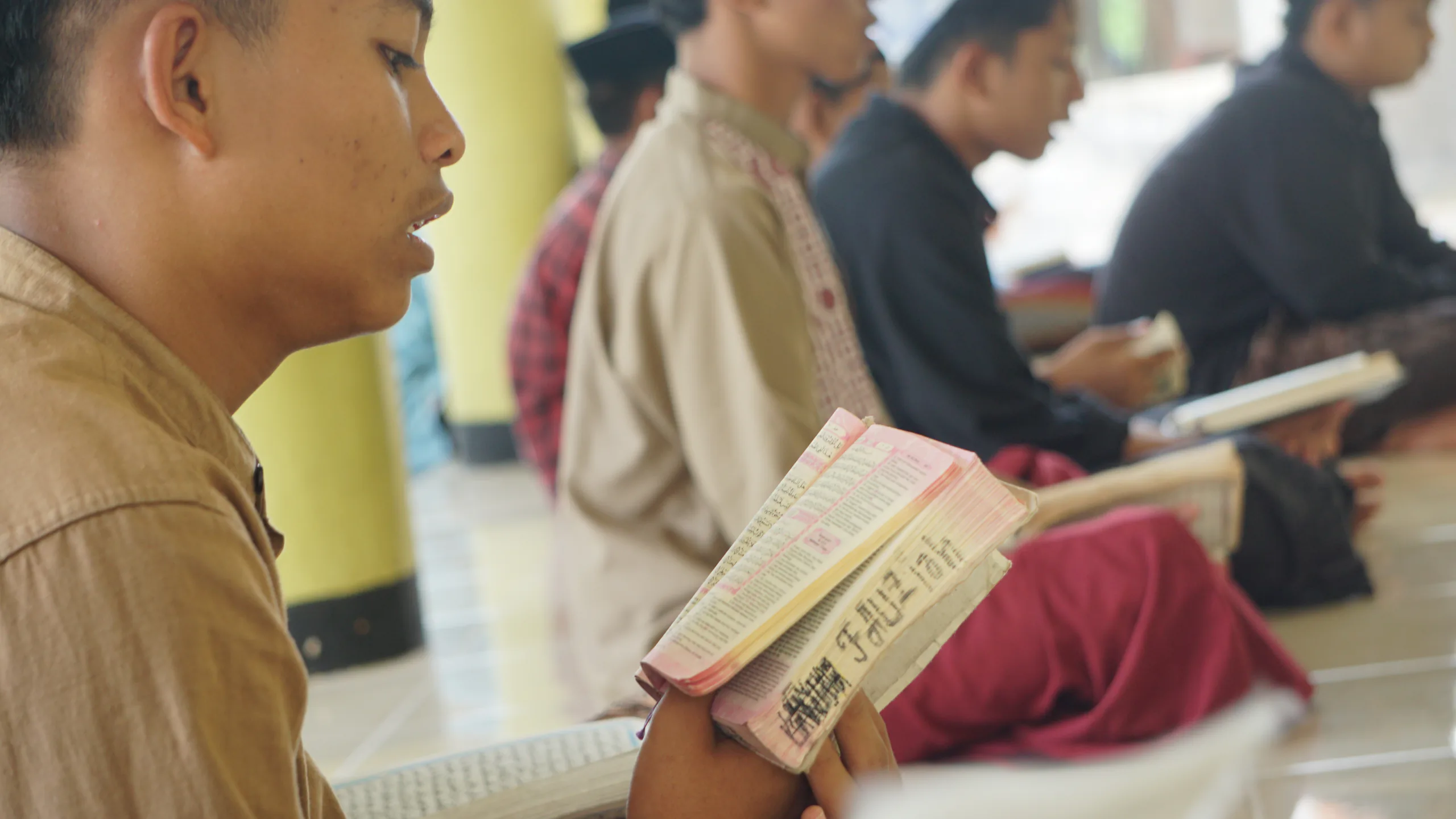 Santri membaca Al-Qur'an dengan khusyuk