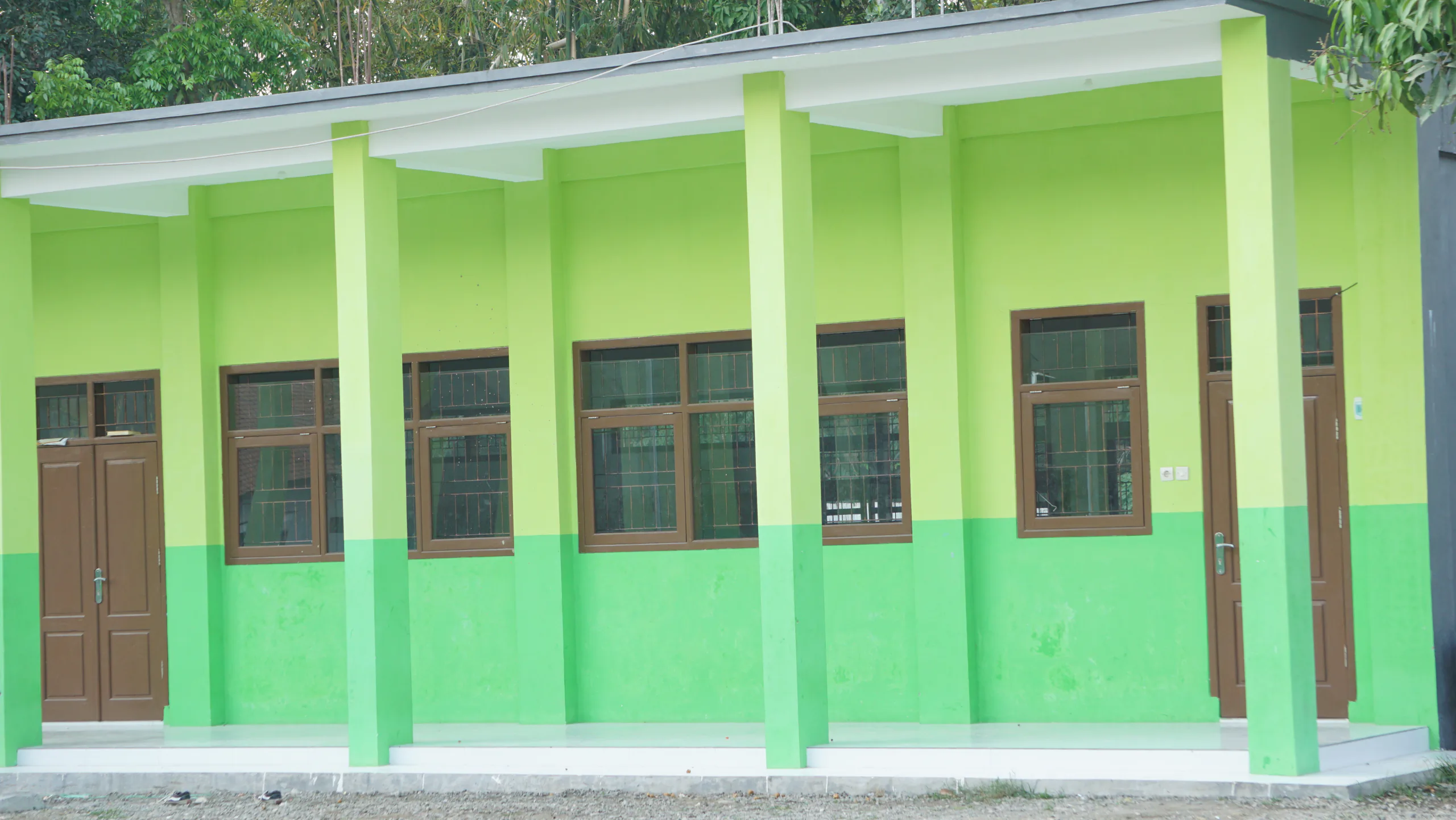 Deretan ruang belajar di lingkungan yayasan